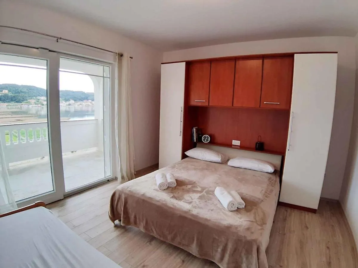 Apartment In Supetarska Draga 35929 Croatia