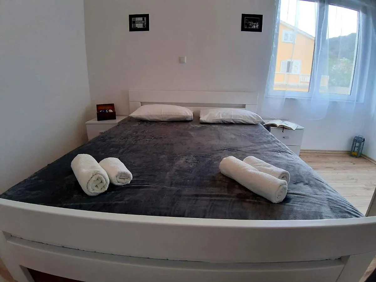 Apartment In Supetarska Draga 35929 0*,